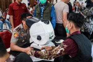 Wakapolres Jember Kompol Ferry Dharmawan saat tes pemeriksaan mata